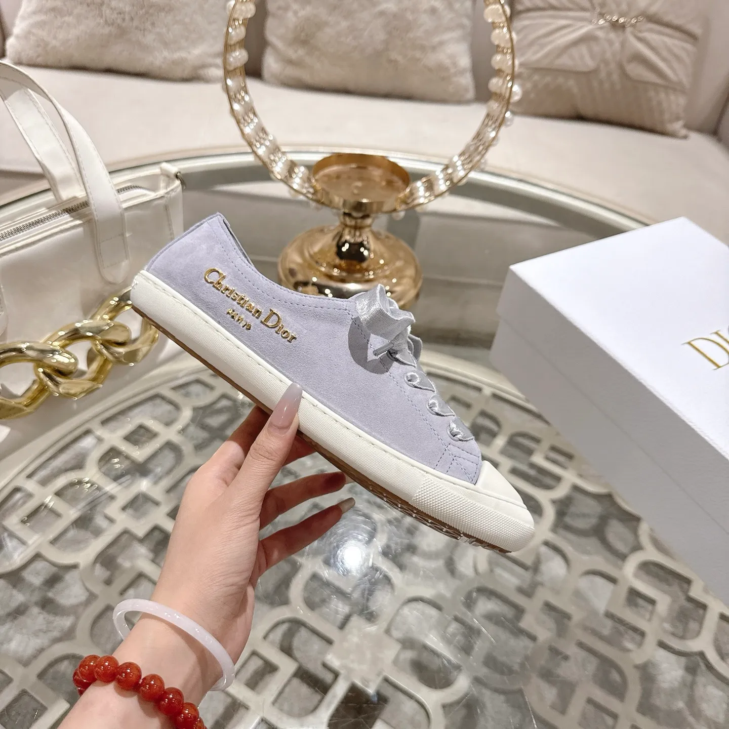 👟👟Ex-factory price 520👟👟 DIOR Dior's 2025 latest lucky satin casual shoes thin-soled shoes. Many celebrity Internet celebrities planted Chanristian Dior logo buckles. The designer really understands the needs of girls in summer. This new product Lucky thin-soled shoes are as cute as her name. The thin sole + shallow mouth design makes the whole pair of shoes very light and easy to wear. Fabric: Satin with wide satin laces of the same color. They are so beautiful that they are speechless in the sun. The soft shoe body looks like stepping on clouds with socks and culottes. It is windy and lazy when walking. It gives you the "effortless" elegance when you take a shot. Outsole: Original molded TPU outsole Size: 35-41 (41 is custom-made and cannot be returned or exchanged)